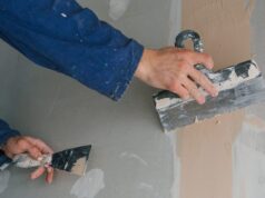 Ile tynku gipsowego na m2 i ile worków zamówić, gdy karty różnią się o prawie 40% Tynkarz wygładza ścianę pacami