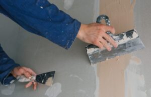 Ile tynku gipsowego na m2 i ile worków zamówić, gdy karty różnią się o prawie 40% Tynkarz wygładza ścianę pacami