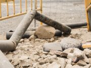 Woda, prąd i gaz do nowego domu. Kiedy składać wnioski i ile firma może zwlekać z warunkami Rury na placu budowy