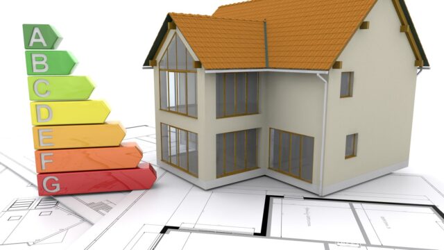 swiadectwo-energetyczne-kiedy-obowiazkowe Model domu obok skali klas energetycznych na projekcie